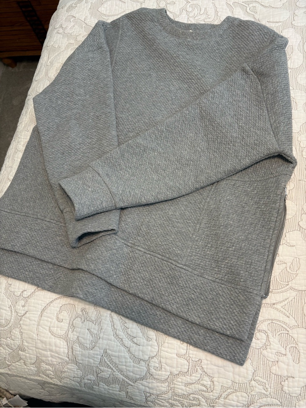CALIA by Carrie Underwood Quilted Crewneck Sweatshirt - Gray